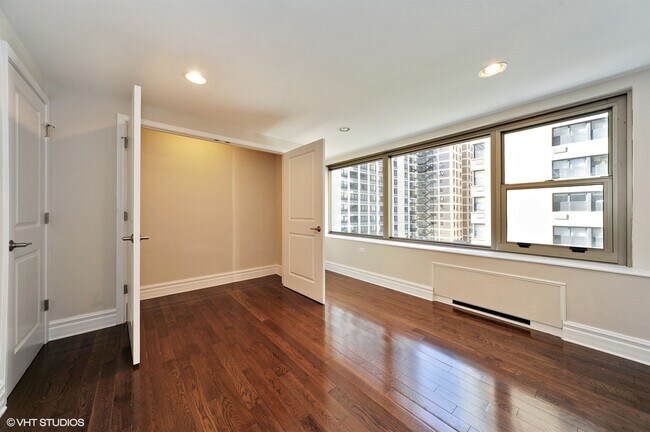 Building Photo - 247 E Chestnut St