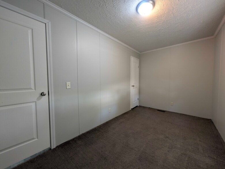 Building Photo - 15929 Villaire Ave