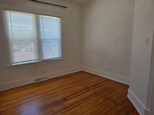 Building Photo - 1113 18th St