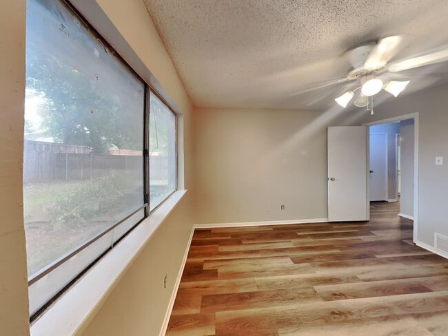 Building Photo - DARLING DUPLEX READY NOW!