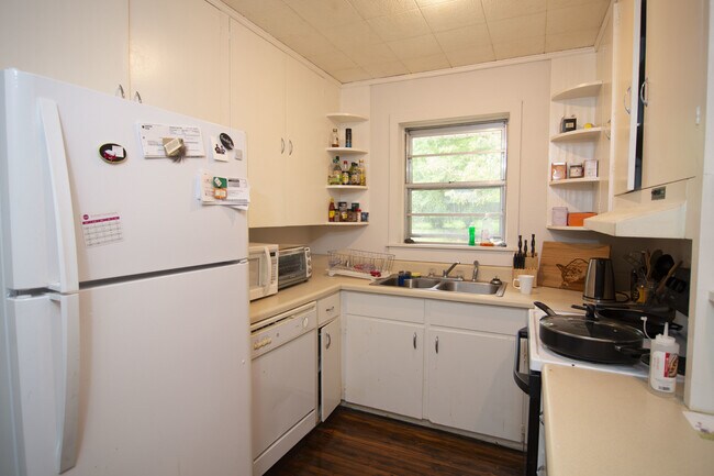 Building Photo - 3206 Jefferson Davis Dr
