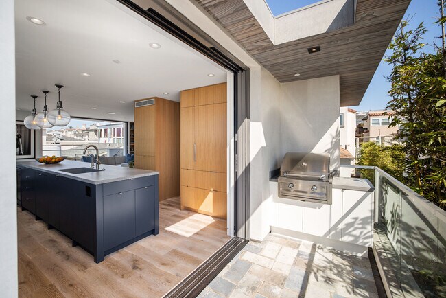 Building Photo - 124 15th Pl