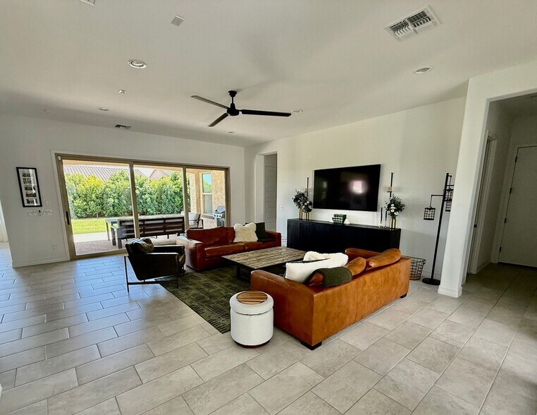 Building Photo - 10649 Thatcher Ave