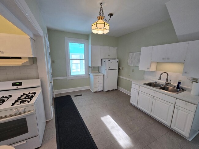 Building Photo - Gerald Johnson