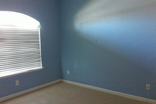 Building Photo - Beautiful Northeast 4 Bedroom 2.5 Bath home