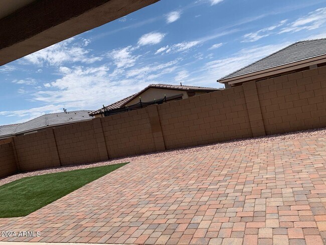 Building Photo - 345 E Caribbean Dr