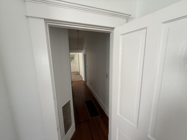 Building Photo - 404 Ewing St