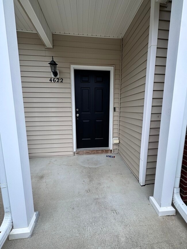 Building Photo - HUGE 3 Bed 3.5 Bath 3 Story Town Home, AVA...