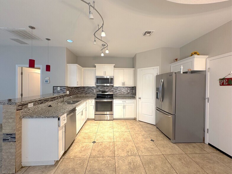Building Photo - 2048 E Heartwood Ln