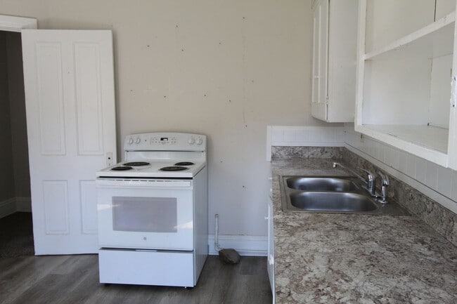 Building Photo - Two Bedroom Duplex