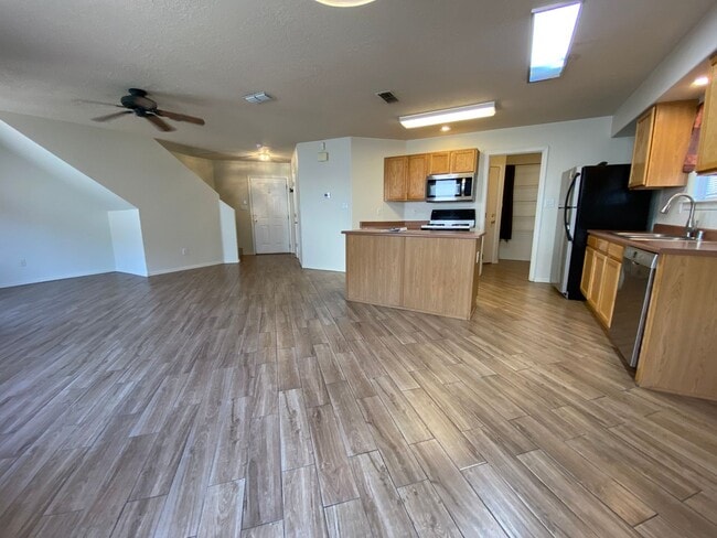 Building Photo - 3 bed 2.5 bath