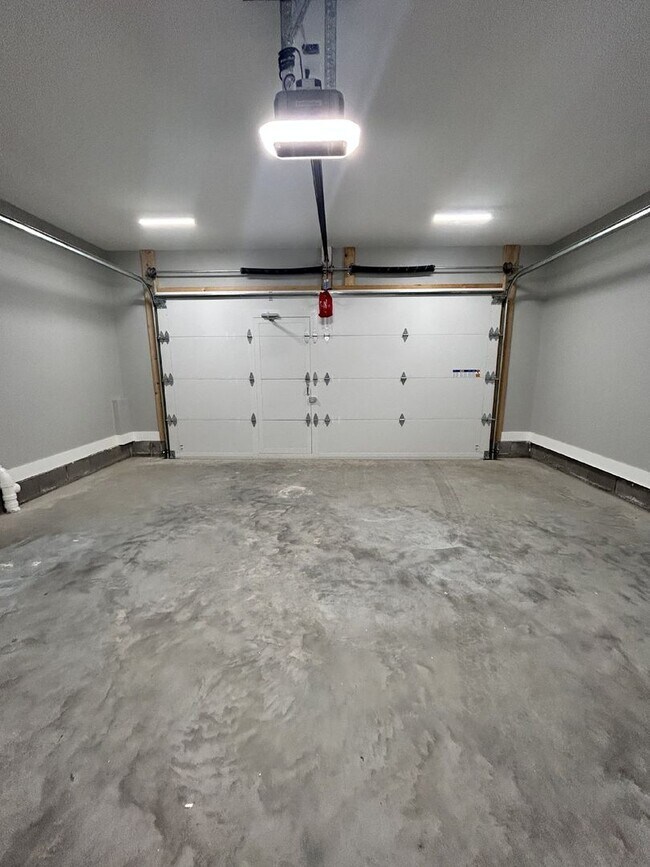 Building Photo - *MOVE IN SPECIAL 1/2 security deposit and waiving $175 Admin Fee!* New Build 3 Beds | 3.5 Baths |...