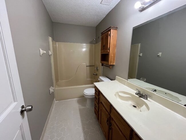 Building Photo - Renovated 3 Bedroom 2 Bath Townhome for Rent!