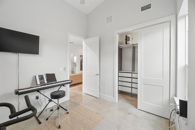 Building Photo - 1703 Perez St
