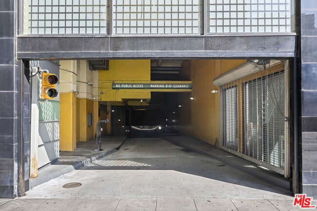 Building Photo - 746 S Los Angeles St