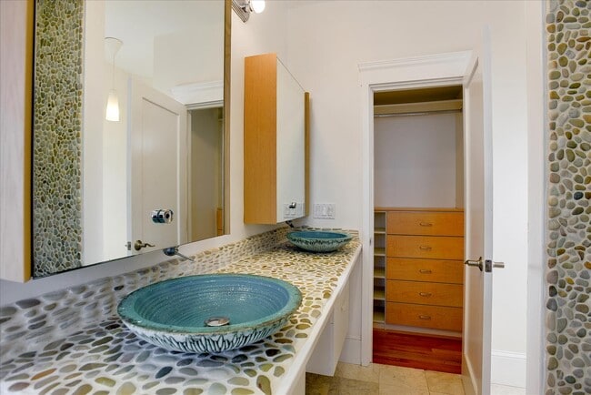 Building Photo - 175 Vasquez Ave