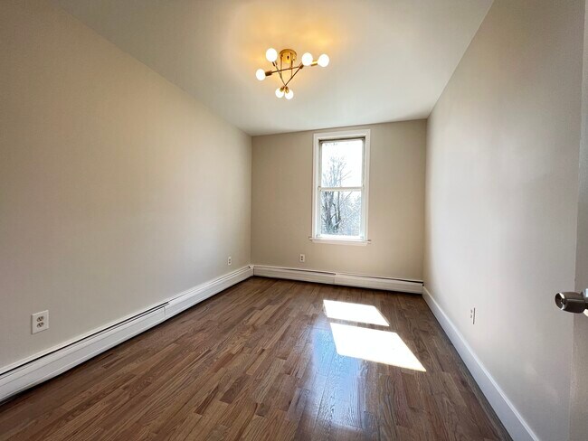 114 W 7th St 2 - 114 W 7th St