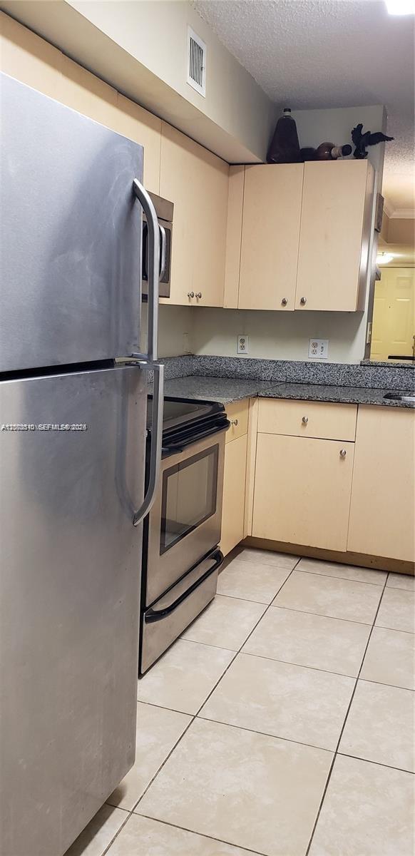 Building Photo - 2496 Centergate Dr