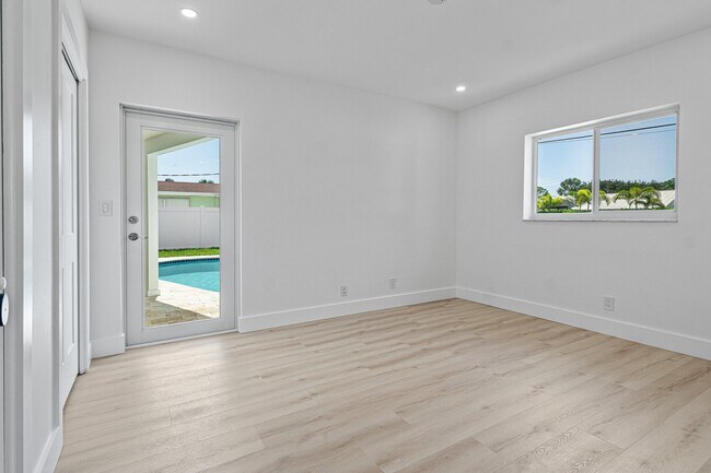 Building Photo - 970 SW 7th St