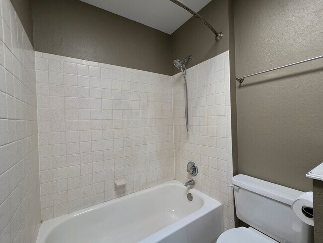 Building Photo - 3 Bedroom 2 Bathroom House With Huge Backy...