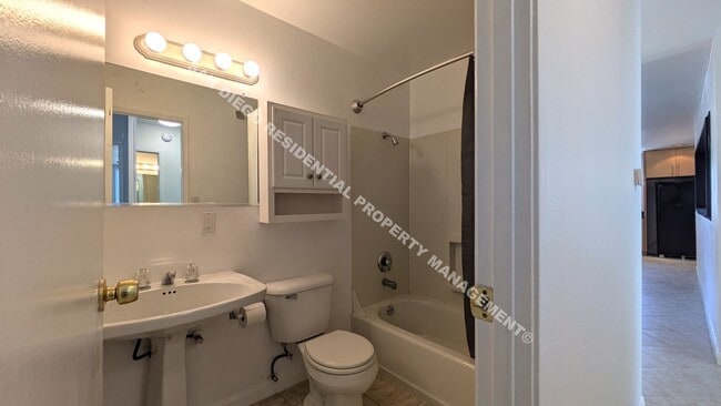 Building Photo - Spacious 3-Bedroom, 2-Bath Home Near the B...
