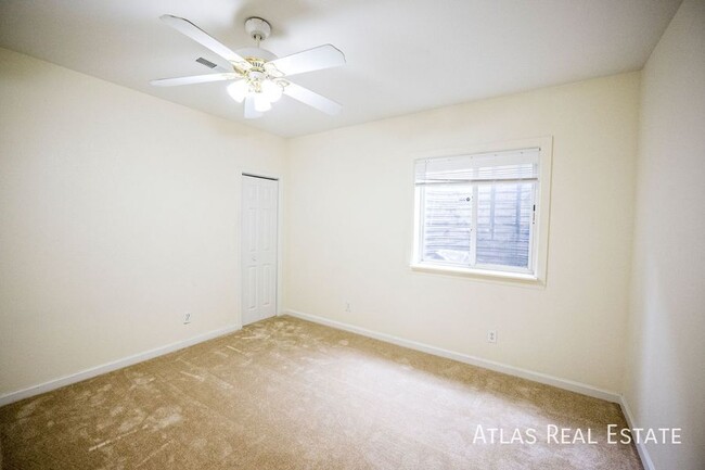 Building Photo - Spacious 2 bedroom in Berkely Just Minutes...