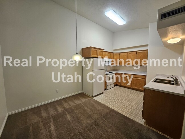 Building Photo - Orem Condo Top Floor Pet Friendly