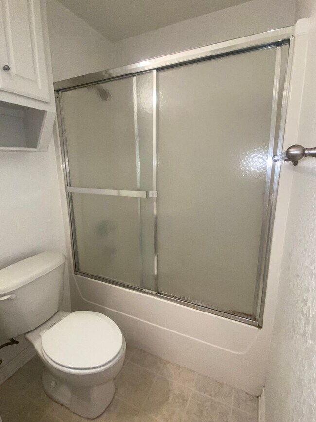 Building Photo - 4 BEDROOM, EASY COMMUTE