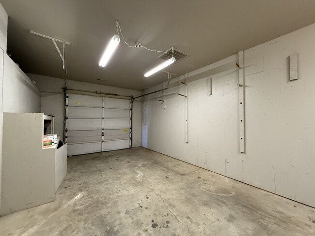 Building Photo - 1331 W 8th Ave