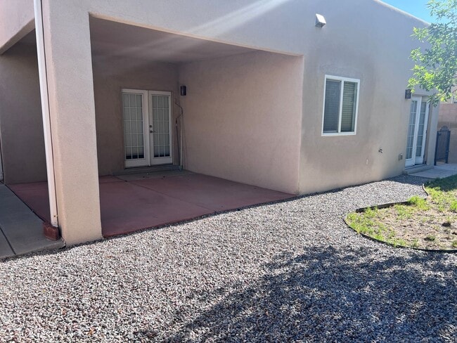 Building Photo - 2 Bedroom with major appliances, 2 car gar...