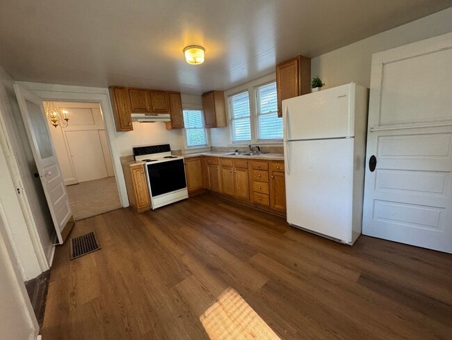 Building Photo - Charming Updated 2 Bedroom Home with New F...