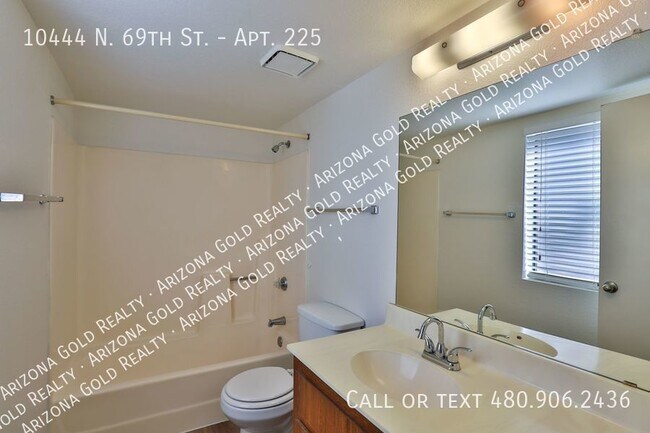 Building Photo - 10444 N 69th St