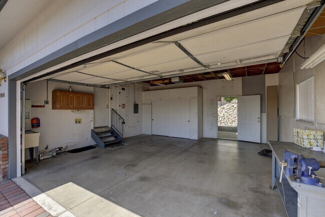 Building Photo - Beautiful 3 Bedroom in Vista Del Lago!