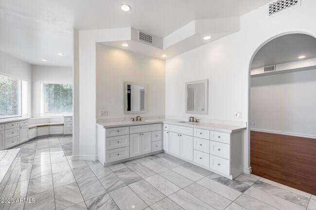 Building Photo - 8303 N 61st Pl