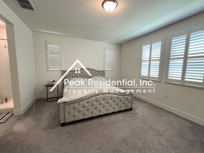 Building Photo - Updated Elk Grove 3bd/2.5ba Home with 2 Ca...