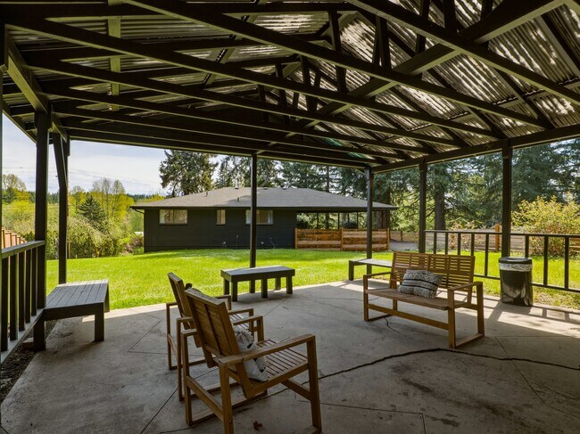 Building Photo - 1366 SE High Ridge Ct