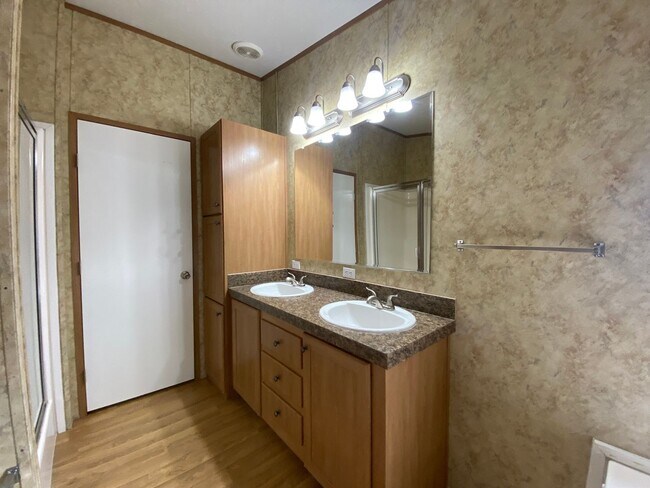 Building Photo - Great location on Monkey Island at Grand Lake!