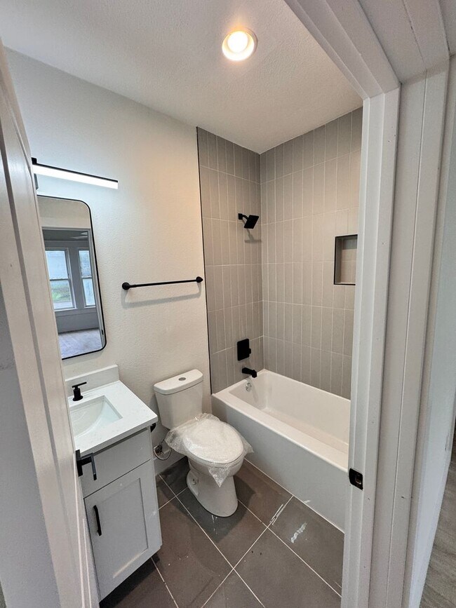Building Photo - Freshly remodeled duplex available for rent!
