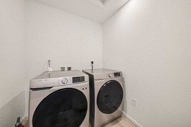 Building Photo - Beautiful spacious four bedroom house!