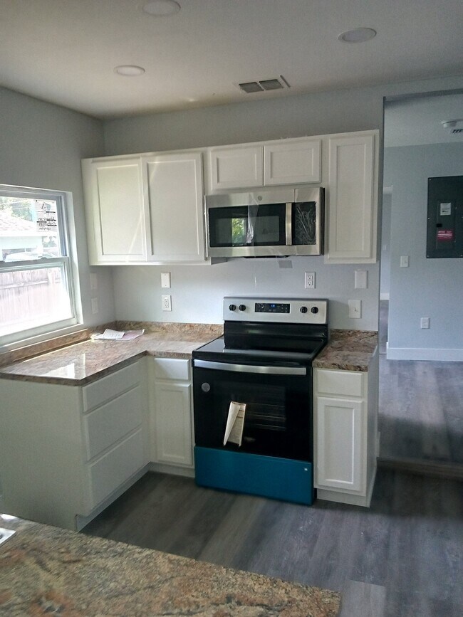 Building Photo - 1008 Colyer St