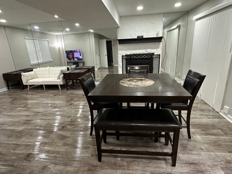 Building Photo - 1234 Decatur