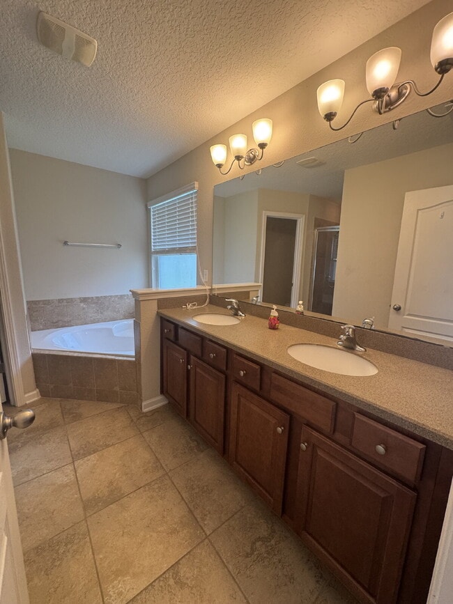 Building Photo - For Rent in Yellow Bluff Landing – Spaciou...