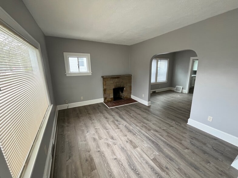 Building Photo - 562 Belden Ave