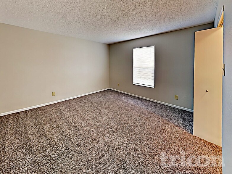 Building Photo - 2875 Ludwig Dr