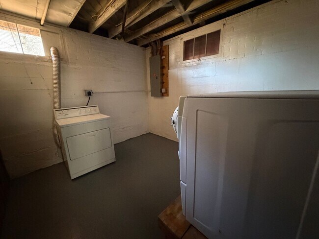 Building Photo - PRICE REDUCED! 3 Bedroom, 2 Bathroom House Located in Stanton near downtown and High School!