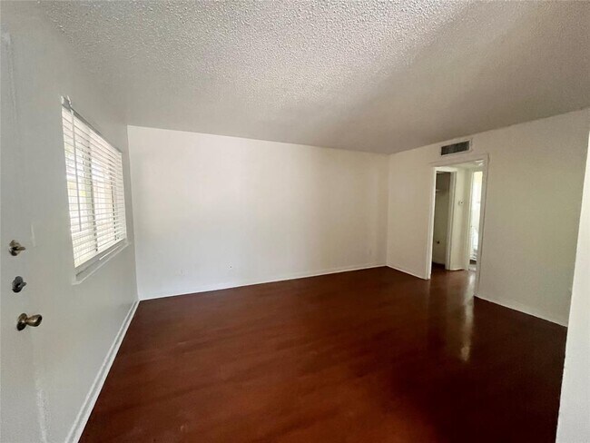 Building Photo - 3106 Duval St