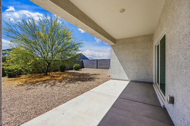 Building Photo - 1033 W Avalon Canyon Dr