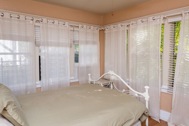 MAIN BEDROOM - 1762 Vista Del Mar Ave