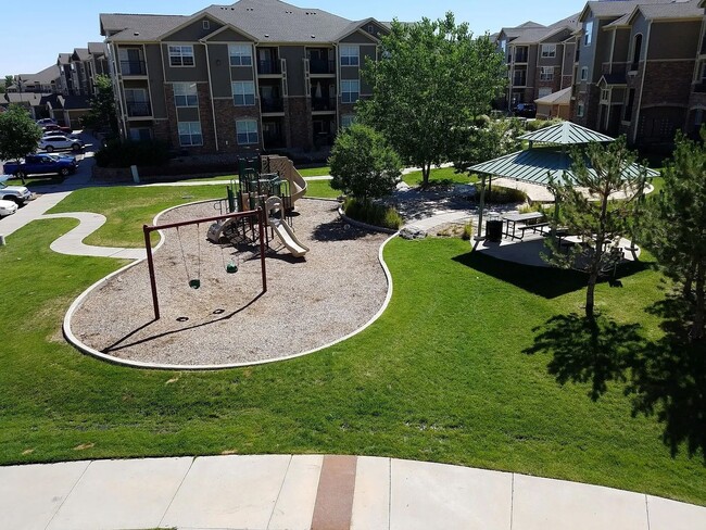 Building Photo - Top Floor Condo, Panoramic Mountain Views!