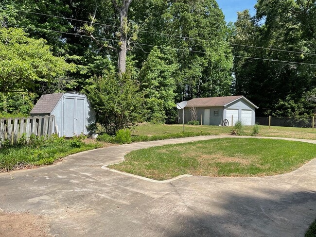 Building Photo - Beautiful 2 Bed, 2 Bath home located in Seagrove. (Handicap accessible)